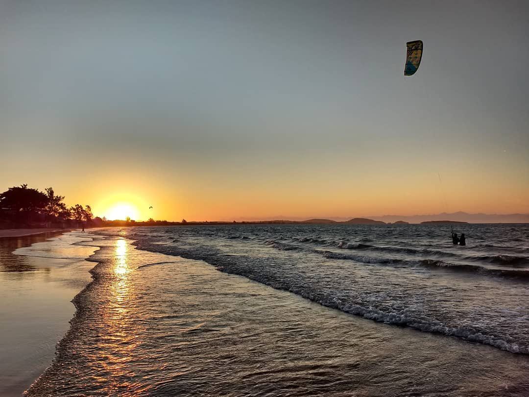 Windsurfing na wybrzeżu Buzios to bardzo częsty widok od wschodu słońca aż do zachodu 