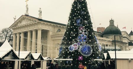 Wino leje się strumieniami, muzyka gra. Jarmark w Wilnie czeka