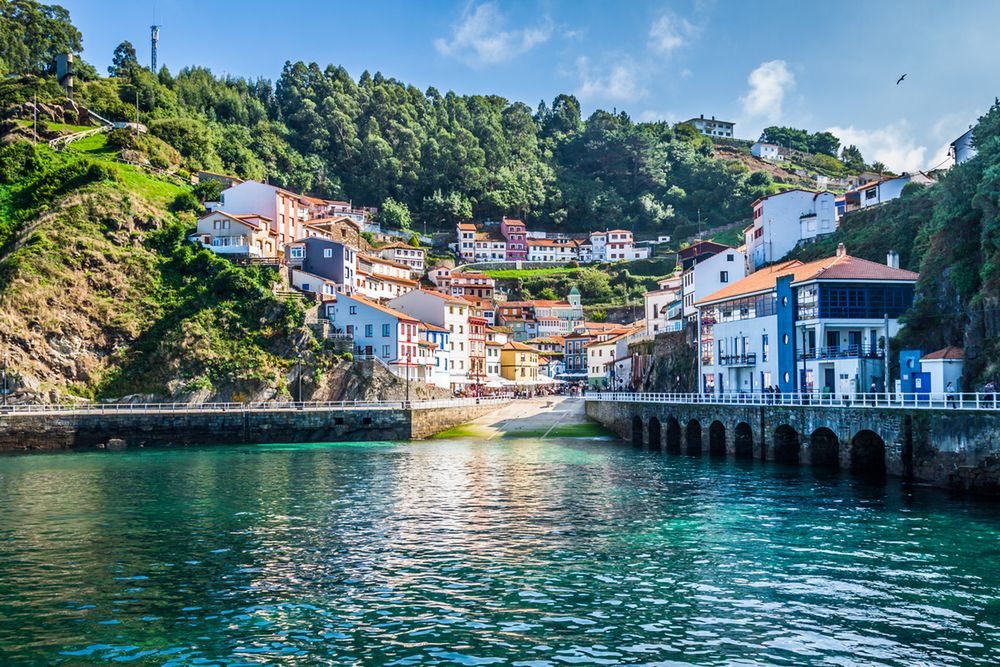 Cudillero to urokliwe miasteczko w regionie Asturia