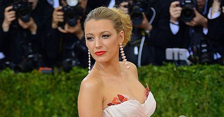 Ciężarna Blake Lively na MET Gala 2016. Gwiazda ma całkiem spory brzuszek!
