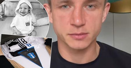 Piłkarze Wisły Płock wspierają Jakuba Rzeźniczaka po śmierci syna. Ich zachowanie oburzyło internautów. "To wygląda jak żart"