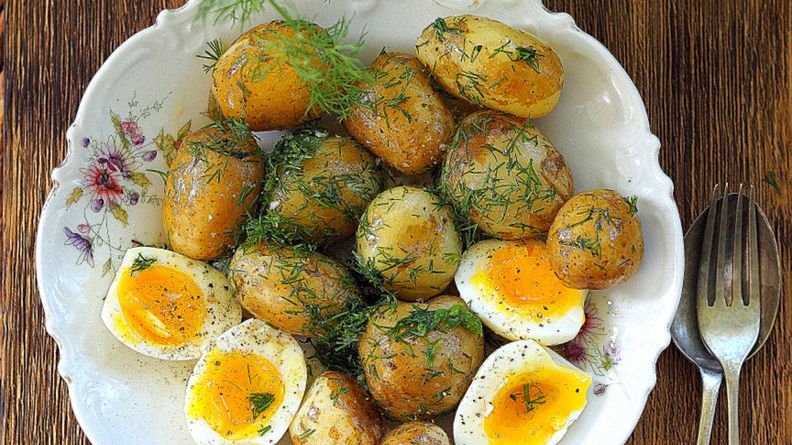 Młode ziemniaki z jajkiem, koprem i olejem konopnym     
