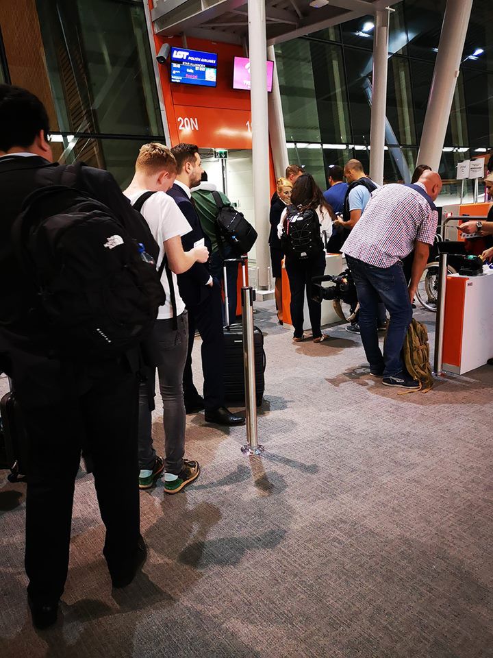 Patryk Jaki na lotnisku 