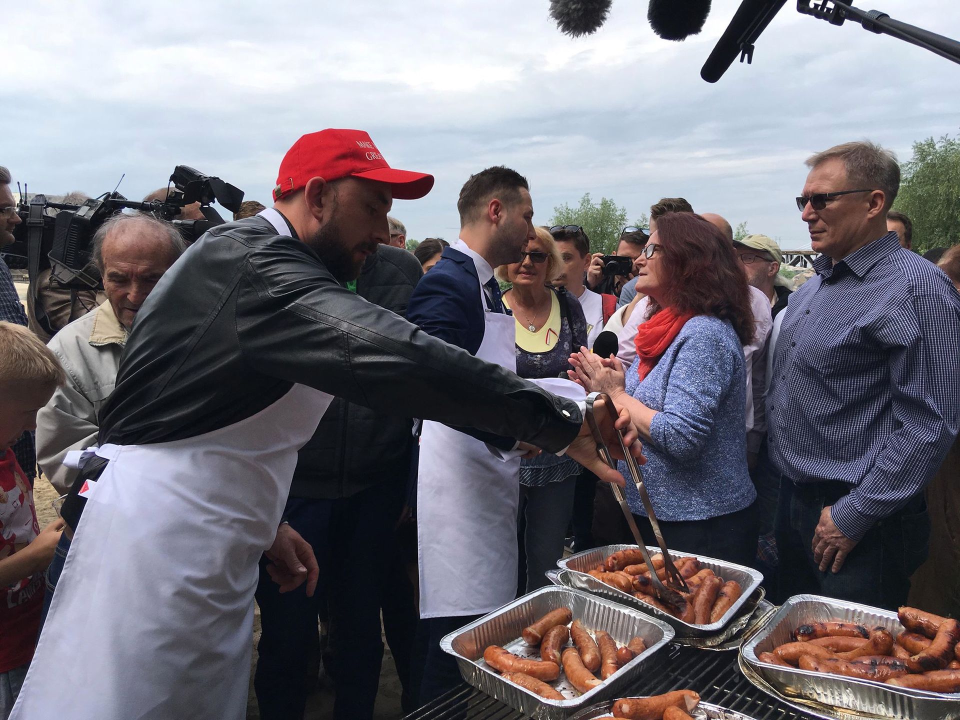 Radny Oskar Hejka pomaga grillować kandydatowi PiS 