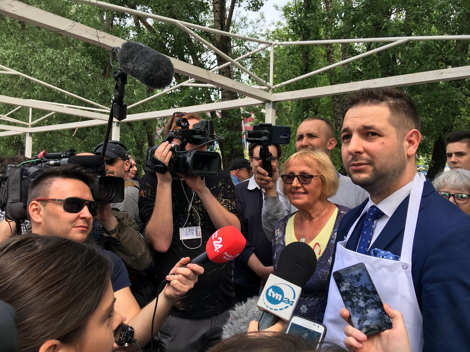 Patryk Jaki odpowiada na pytania dziennikarzy 