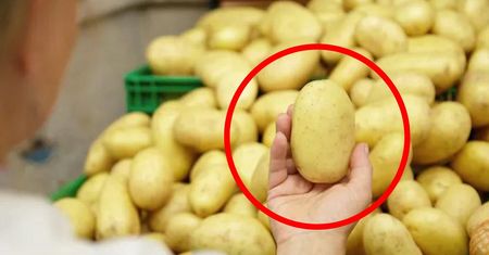 Młode ziemniaki obierzesz bez noża i brudnych rąk. Ten patent podbija sieć