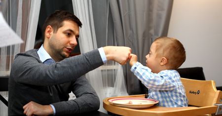 Patryk Jaki świętuje z synkiem Światowy Dzień Zespołu Downa. "Gdzie dzwonisz?"