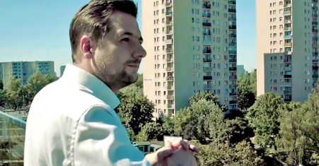 Patryk Jaki w teledysku rapera. Wsparł go artysta znany z Must Be The Music