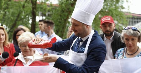 Kampania wyborcza Patryka Jakiego. Rozdawał kiełbaski nad Wisłą