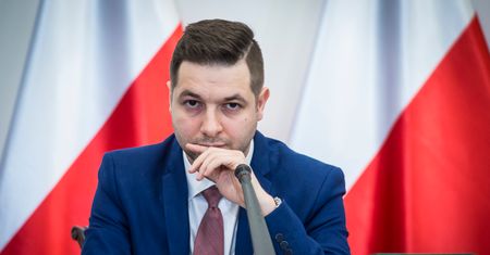 Nowe parkingi i lepsza komunikacja miejska. Patryk Jaki nie widzi tu sprzeczności