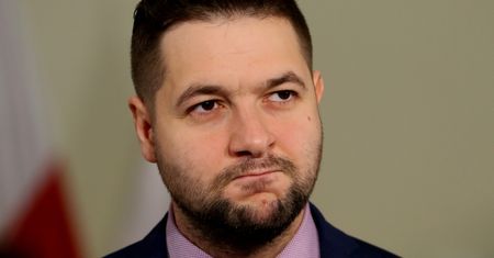 Patryk Jaki zaatakował Platformę. Powód: znaki drogowe