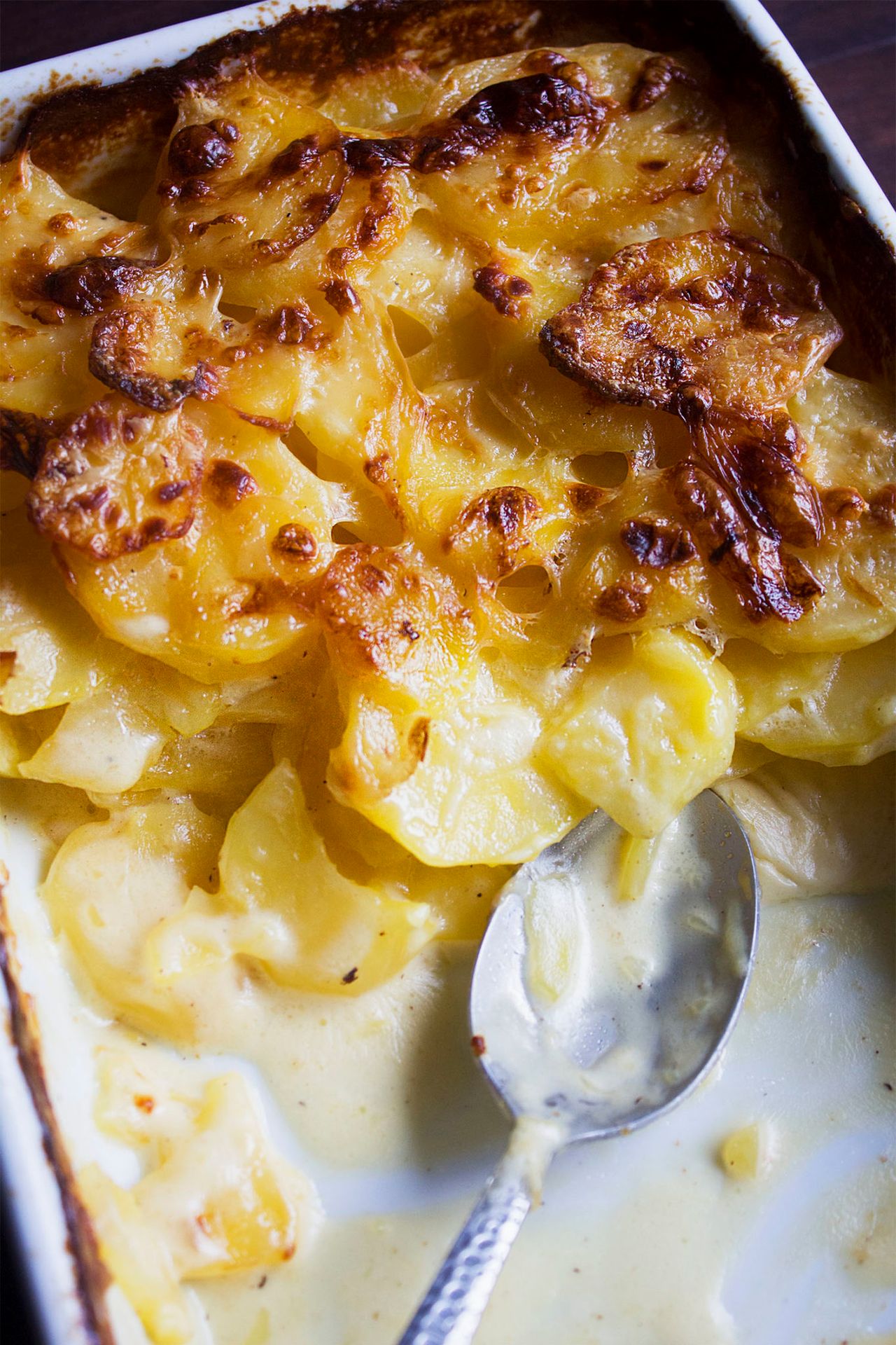 Jednogarnkowe gratin dauphinois. Zapiekane ziemniaki w śmietanie