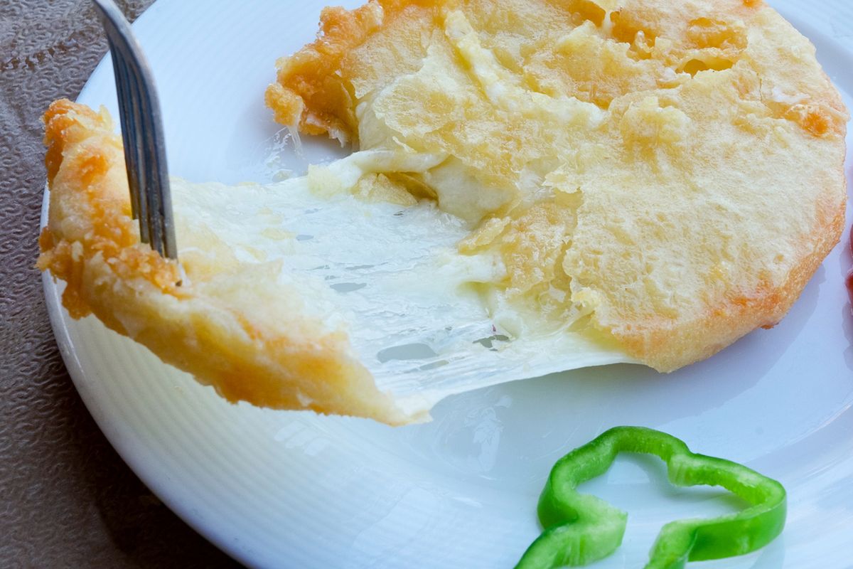 Saganaki, czyli zapiekany ser. Pyszna i prosta w przygotowaniu grecka przekąska