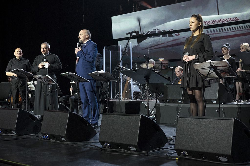 Zjechali do Torunia, by śpiewać o Smoleńsku. Sponsorem państwowa spółka