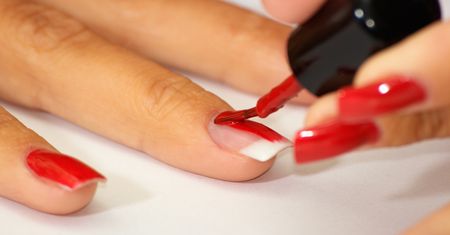 Jak przedłużyć trwałość manicure? Samodzielnie zadbaj o końcowy efekt na paznokciach