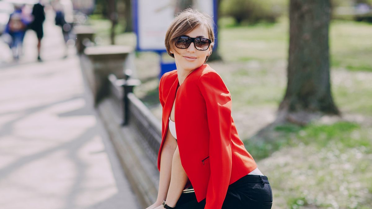 Czerwony damski garnitur to styl i awangarda 