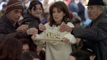 Kelnerka podaje rakiję