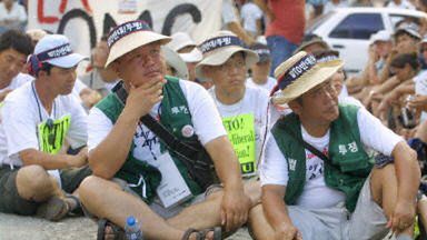 Demonstranci w Cancun