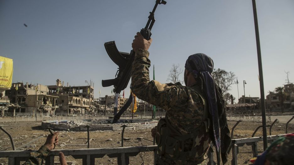 Żołnierz sił koalicji w centrum Rakki, gdzie islamiści dokonywali publicznych egzekucji