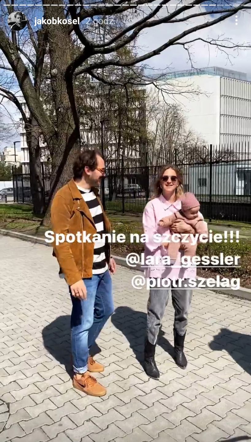 Jakob Kosel i Lara Gessler na spacerze z dziećmi