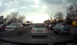 Kraków: SUV bez tablic rejestracyjnych omija korek chodnikiem