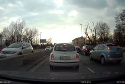 Kraków: SUV bez tablic rejestracyjnych omija korek chodnikiem