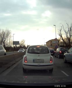 Kraków: SUV bez tablic rejestracyjnych omija korek chodnikiem