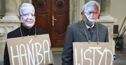 Kraków. Protesty przed urzędem miasta. W środku abp Marek Jędraszewski