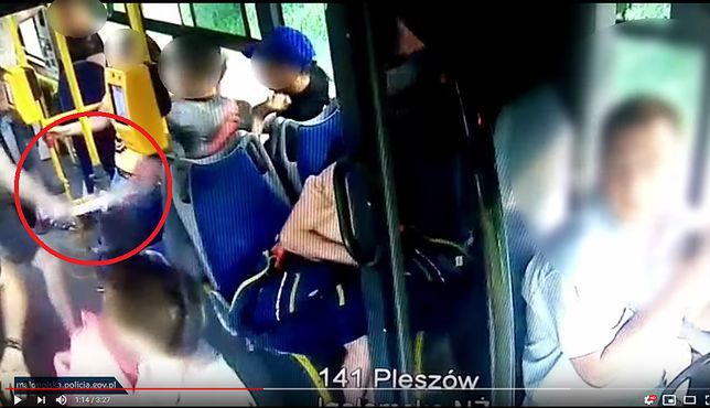 Kraków. Brutalny atak maczetą w miejskim autobusie. Sprawcy chcą poddać się karze