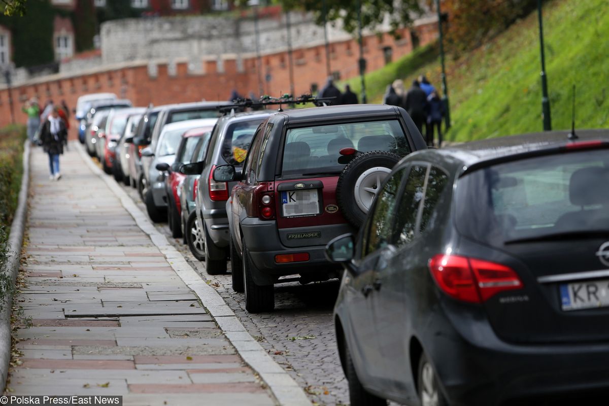 Kraków chce ułatwić parkowanie w centrum. Nowe przepisy uderzą w mieszkańców
