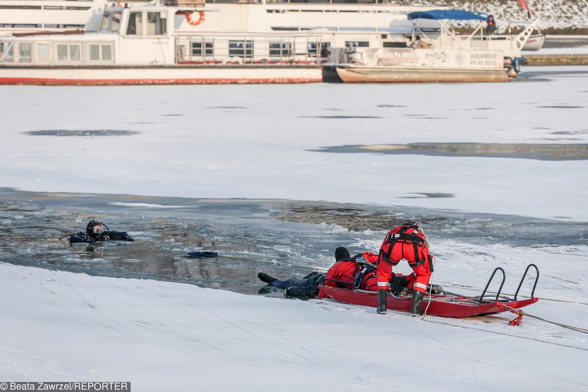 Kraków: pod mężczyzną załamał się lód. Ratownicy przegrali walkę o jego życie