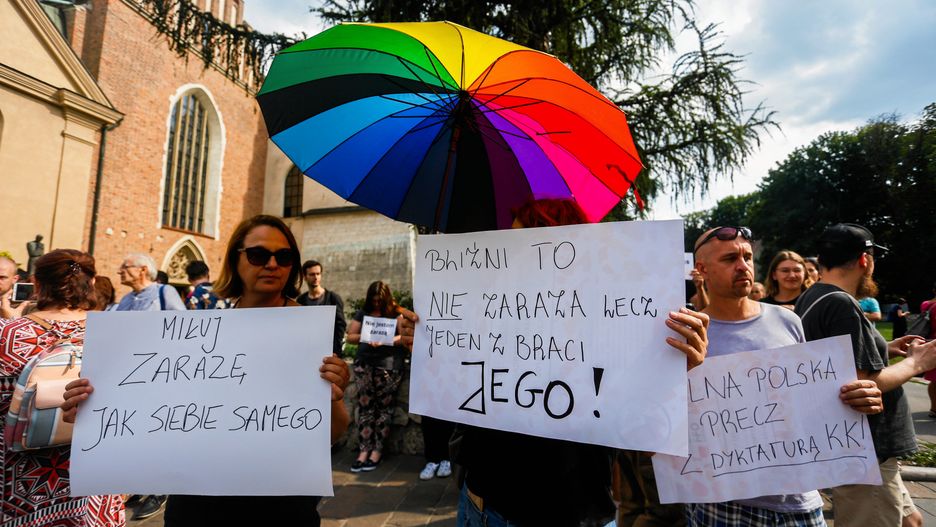 Protest osób LGBT przed budynkiem kurii