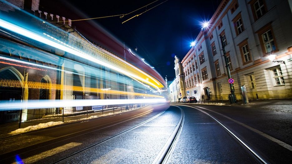 We Wszystkich Świętych Kraków czekają zmiany w komunikacji. Sprawdź, jak szybko dojechać na groby.