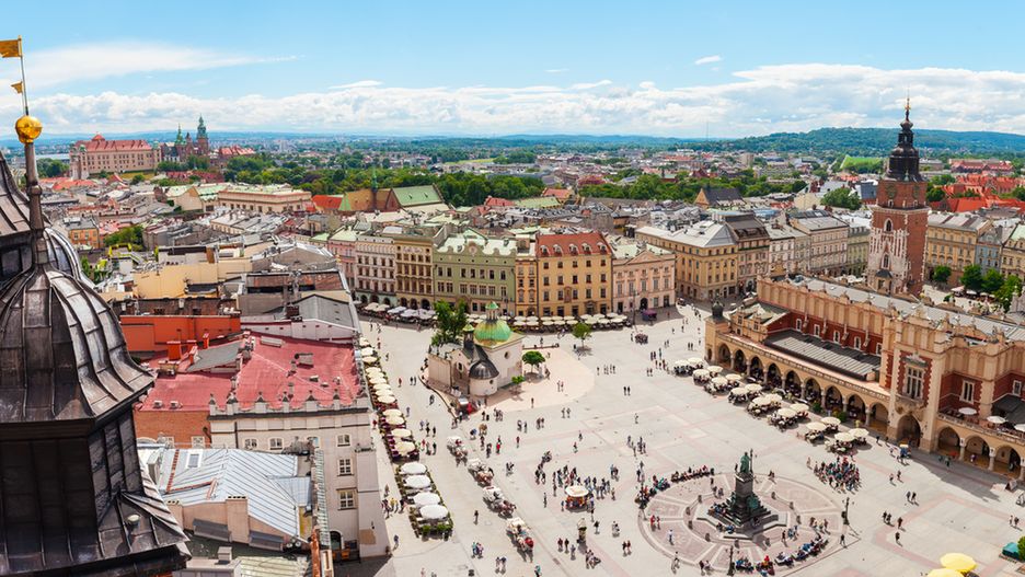 Rynek Główny w Krakowie jest miejscem spotkań mieszkańców i zagranicznych turystów