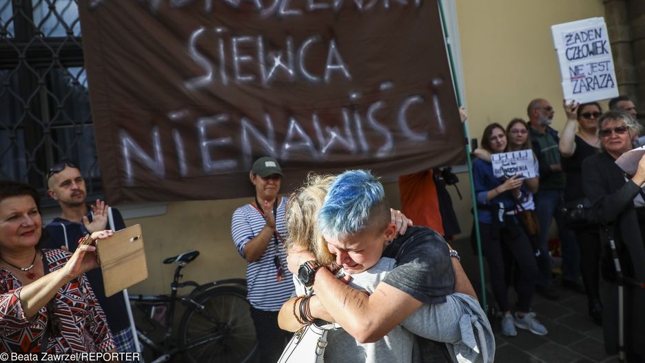 "Jędraszewski siewca nienawiści". Protest sympatyków i środowisk LGBT