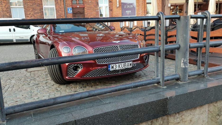 Bentley Continental GT to jeden z ulubionych samochodów piłkarzy z pierwszych stron sportowych gazet