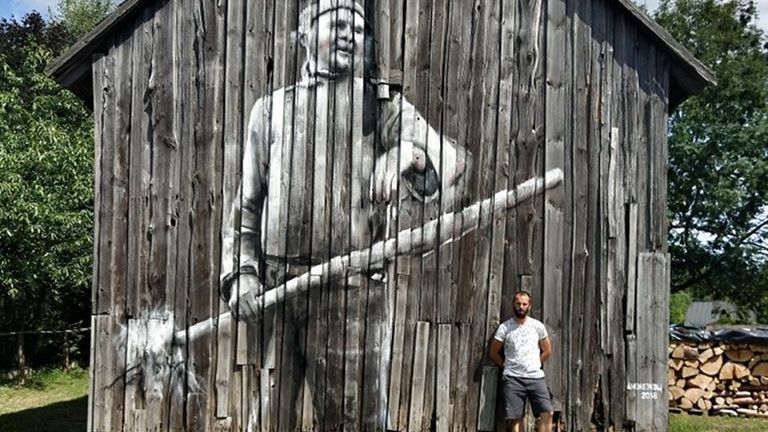 Mural z autorskiego projektu Arkadiusza Andrejkowa "Cichy memoriał" we Wronkach