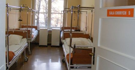 Koronawirus. Wrocław. Chirurg ze szpitala na ul. Koszarowej w ciężkim stanie