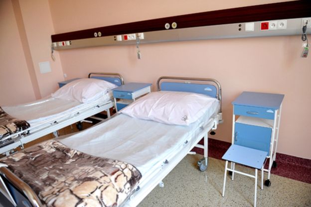Resort zdrowia przekonuje, że obecnie i tak łóżka w szpitalach stoją puste