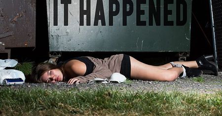 „It happens” – kontrowersyjny projekt fotografki dotyczący gwałtów
