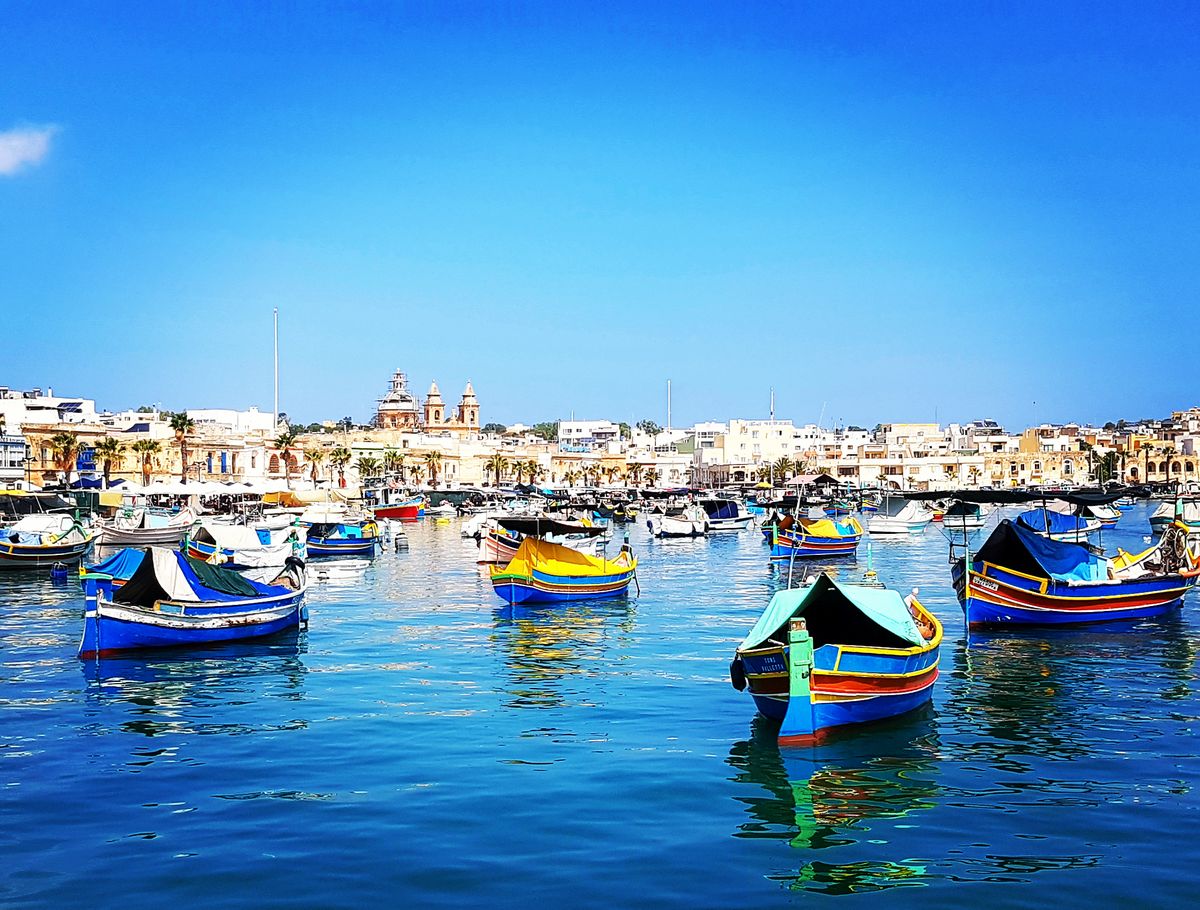 Kolorowe łódki łypiące okiem Ozyrysa. Pocztówka z południa Malty