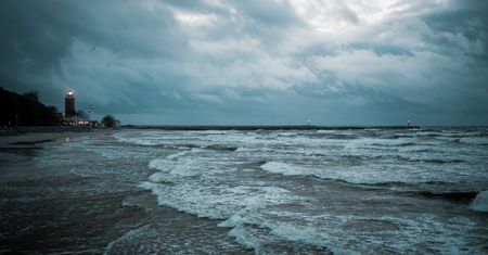 Morze zabrało plażę w Gdyni. “Będzie coraz gorzej, bo sztormy są częstsze, a poziom wody wyższy”