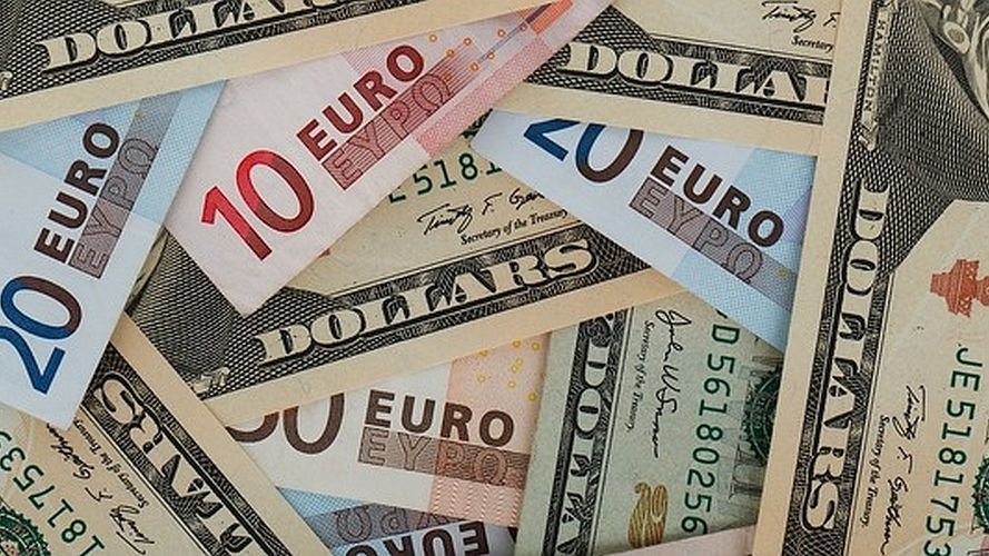 Inwestorzy z zaciekawieniem śledzą notowania euro i dolara.