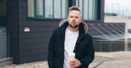 Moda po męsku. Czarne kurtki na jesień