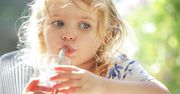 Podczas upałów dbaj o dobre nawodnienie dziecka. 1 szklanka ugasi pragnienie i nawodni