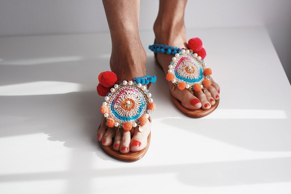Sandały z pomponami - nowa miłość instagramerek