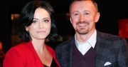 Adam Małysz z żoną też polecieli do Cannes! Zapozowali na słynnych schodach. Spójrzcie na ich stylizacje! Nietypowe...
