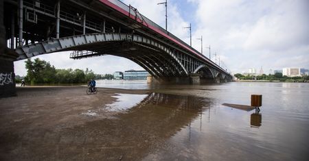 Warszawa. Fala kulminacyjna na Wiśle, podwyższony poziom rzeki