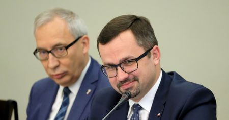 Ostateczny raport komisji ds. VAT do końca wakacji. "Zeznawać będzie jeszcze były szef kancelarii premiera"