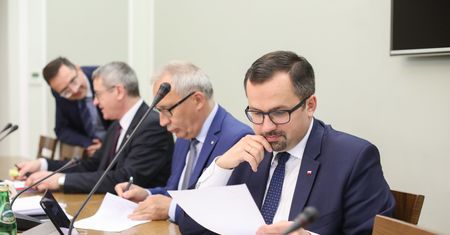 Przesłuchanie Tuska bez Tuska. Trwa posiedzenie komisji vatowskiej